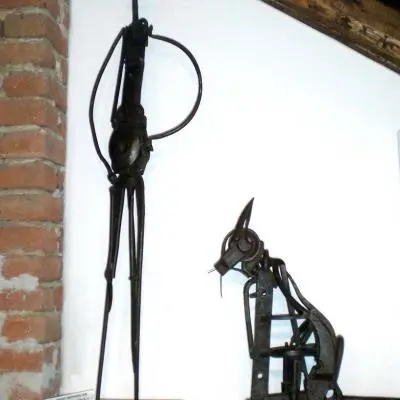 Gatto e Figura che cammina